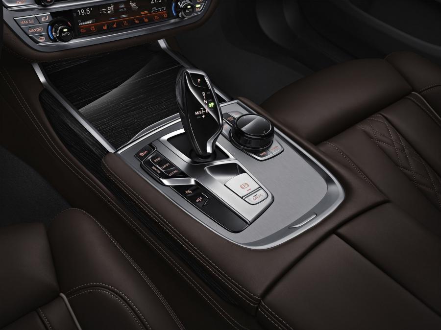  BMW 750Li xDrive M Sport 2015 года  (фото 6 из 22)